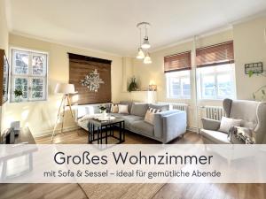 Posezení v ubytování GRÄFIN ANNA - Design-Apartment mit 2 Schlafzimmer - in der historischen Hinterburg Schlitz - mit Aufzug, Parkplatz & Garten - Hunde willkommen