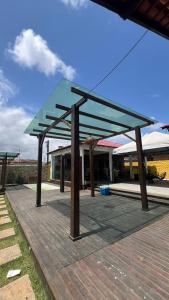 un padiglione con tenda da sole di fronte a un edificio di Chalés do Atlântico a Salinópolis Altre 5 foto