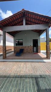 un edificio con un padiglione con una panchina sotto di Chalés do Atlântico a Salinópolis