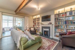 Η βιβλιοθήκη της παραθεριστικής κατοικίας