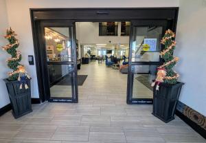 Quality Inn Warrensburg في ارنسبورغ: مدخل إلى ردهة مزينة بأشجار عيد الميلاد والمرايا +38 صورة