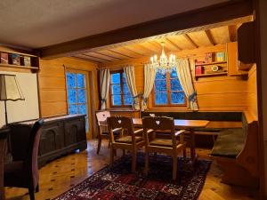 GersdorfにあるLandhaus Weitblickのテーブルと椅子とシャンデリアのあるダイニングルーム