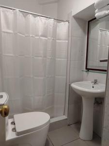 Cusco Imperium House في San Antonio: حمام أبيض مع مرحاض ومغسلة +9 صور