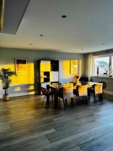 TV a/nebo společenská místnost v ubytování Modern 5 Bedroom Luxury Home with Sea Views and Hot Tub