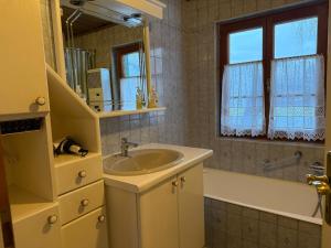 GersdorfにあるLandhaus Weitblickの洗面台、浴槽、鏡のあるバスルーム +46枚の写真