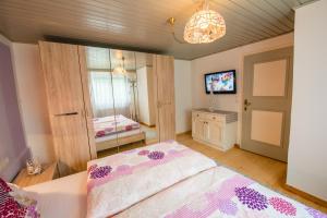 A bed or beds in a room at Ferienwohnung Wald