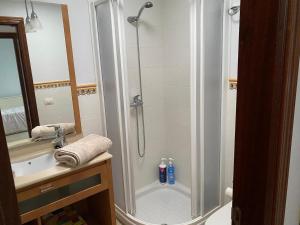 Ένα μπάνιο στο Casa Familiar Malvasía +12 φωτογραφίες