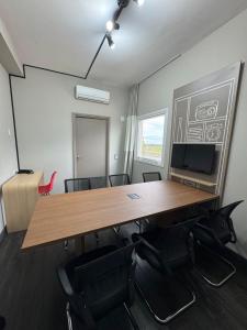 タトゥイーにあるibis Tatuiの大きな木製テーブルと椅子付きの会議室