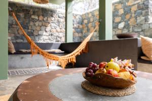 a bowl of fruit on top of a table at Casa Archipel - Lagedos in Ribeira Fria