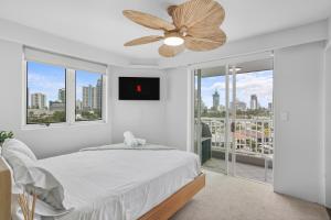 una camera da letto con un letto e un ventilatore a soffitto di Quiet location close to it all a Gold Coast Altre 12 foto