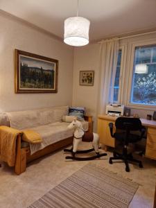 Villa Karhurinne في ليمبالا: غرفة معيشة مع أريكة وتمثال خيول