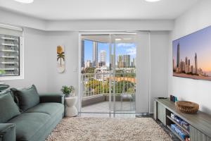 un soggiorno con un divano e una grande finestra di Quiet location close to it all a Gold Coast