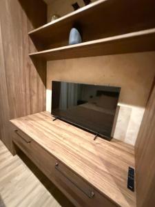 ein Wohnzimmer mit Kamin im Zimmer in der Unterkunft Marionis Heven for you in Alytus + 4 Fotos