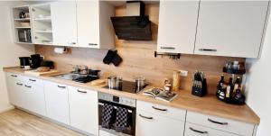 Η κουζίνα ή μικρή κουζίνα στο Monteur- und Ferienwohnung Gästehaus Kinzigtal +3 φωτογραφίες