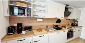 Η κουζίνα ή μικρή κουζίνα στο Monteur- und Ferienwohnung Gästehaus Kinzigtal