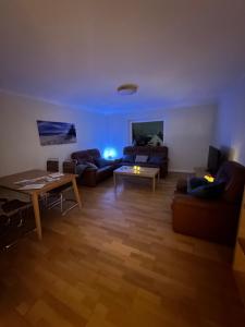 un soggiorno con un divano e un tavolo di "An der alten Mühle 2" - Fewo 80qm, zentral gelegen, zwei Schlafzimmer, Südterrasse und Wallbox a Bad Bentheim