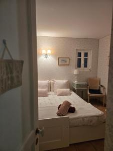 Ένα ή περισσότερα κρεβάτια σε δωμάτιο στο Le Clos du Moulin Dijon , charme et calme proche centre historique, la campagne à la ville