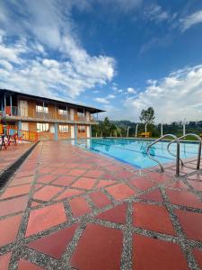 圣罗莎德卡瓦尔Finca Hotel La Fragata的一座带大楼的度假村内的游泳池