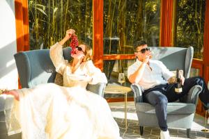 a man and a woman are sitting in chairs at Spalter EINSER - Luxury Apartments & Ferienwohnungen in Spalt