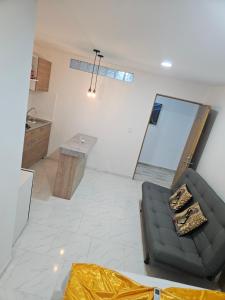uma sala de estar com um sofá e uma mesa em Apartamento amoblado Doradal 302 em Doradal