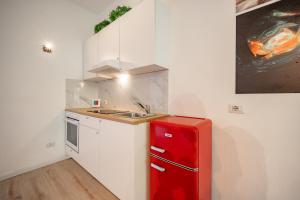 Η κουζίνα ή μικρή κουζίνα στο Renzo & Lucia Lakefront Suites with Stunning Views of Lake Como