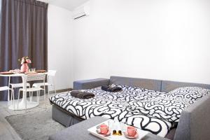 um quarto com uma cama e uma mesa e uma mesa e uma mesa em 3P Monaco avec parking em Saint-Antoine