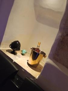 Una botella de champán y un cubo sobre una mesa en Suite GlassGreen, en Ostuni