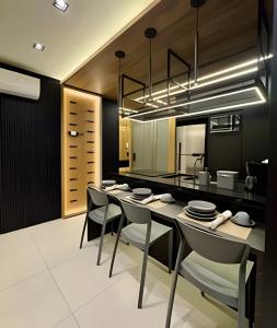 Kuchyň nebo kuchyňský kout v ubytování Ultra Luxury Oasis with Wine Cellar and Absolute Comfort