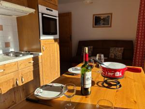 Η κουζίνα ή μικρή κουζίνα στο Beau 3 pièces avec vue Montana 4