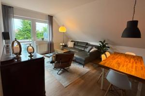 a living room with a couch and a table at Ferienwohnung Mazur in Fürstenau