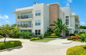 un condominio con giardino antistante di Walk to Mullins Beach Ground Floor Pool Fast WiFi a Saint Peter