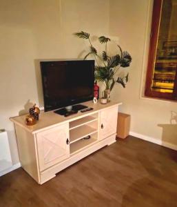 Et tv og/eller underholdning på Studio Cosy 32 m2 hyper centre Châlons-en-Champagne + 10 billeder