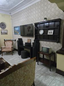 Kelmatic Guesthouse on 5th Ave في روديبورت: غرفة معيشة مع تلفزيون ومكتب +10 صور