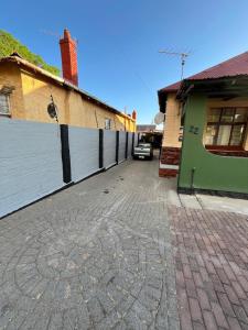 Kelmatic Guesthouse on 5th Ave في روديبورت: سيارة متوقفة في موقف سيارات بجوار مبنى