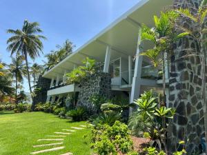 UnaCasa dos Sonhos Pé na Areia的享有棕榈树房屋的外部景色