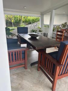 UnaCasa dos Sonhos Pé na Areia的一张木桌,配有两把椅子和一张桌子及碗