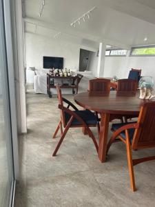 UnaCasa dos Sonhos Pé na Areia的一间带桌子和台球桌的用餐室