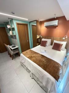 Postel nebo postele na pokoji v ubytování Melhores Flats - Seu desejo, pé na areia