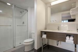 Phòng tắm tại City Express by Marriott Santa Ana/Orange County Airport +26 ảnh