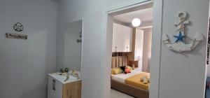 een kleine slaapkamer met een bed en een badkamer bij PERLA 9- Golem Best apartment in Golem