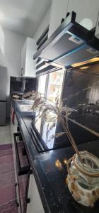 een aanrecht in een keuken met een glazen aanrechtblad bij PERLA 9- Golem Best apartment in Golem