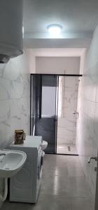 een badkamer met een wastafel, een toilet en een douche bij PERLA 9- Golem Best apartment in Golem +8 foto's