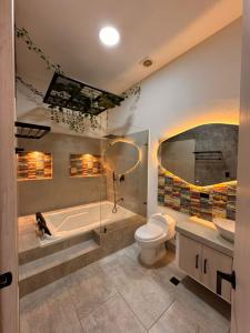 un bagno con vasca, WC e lavandino di Hotel Campestre Alma Nativa a Calarcá