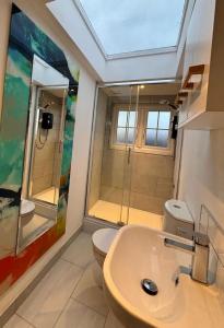ein Badezimmer mit Toilette, Waschbecken und Dusche in der Unterkunft The Foundry by The Hive WA1 Funky Spacious 1 Bed King Apartment in Warrington