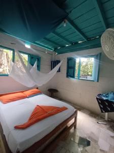 カプルガナにあるLa Bohemia Capurganáのベッドルーム1室(天井にネット付きのベッド1台付) +26枚の写真