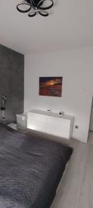 Ένα ή περισσότερα κρεβάτια σε δωμάτιο στο LCB Apartments P Victoriei Ploieşti