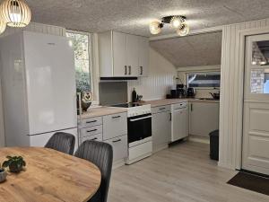 Una cocina o cocineta en Family-Friendly Cottage Near the Coast 20 fotos más