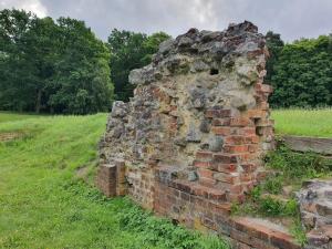 um antigo muro de tijolos no meio de um campo em 8 person holiday home in Frederiksværk-By Traum em Frederiksværk mais 24 fotografias