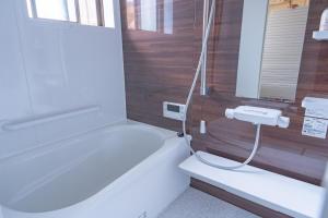 um banheiro com banheira e pia em Kyoto Fushimi Yado - Vacation STAY 19114 em Quioto mais 16 fotografias