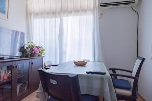 uma mesa de jantar com cadeiras e uma janela em Kyoto Fushimi Yado - Vacation STAY 19114 em Quioto